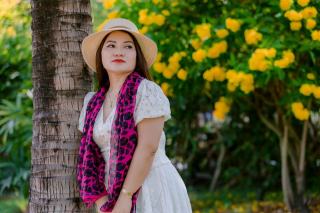 Echarpe été : matières légères et looks estivaux pour rester stylé