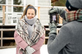 Echarpe pour mariage en hiver : rester élégante sans avoir froid