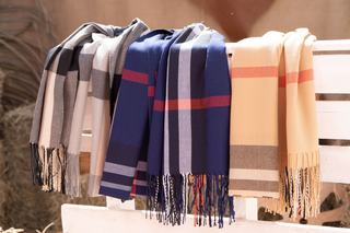 Écharpe acrylique ou laine, ce que l'on paie vraiment en plus