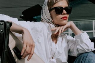 Foulard femme : matières, formats et façons de le nouer